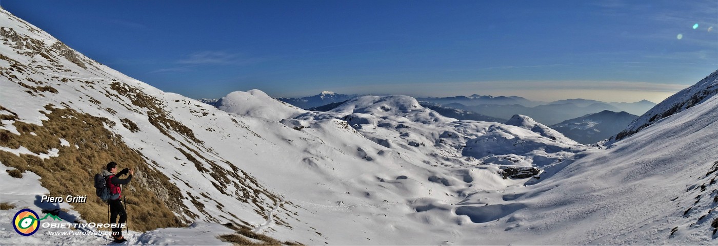 56 Dalla Bocchetta di Grem scendiamo lo splendido vallone innevato sul sent. 223.jpg